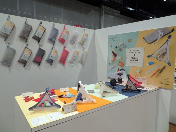 TRIFUL（トライフル）は三角形のトレーになるポーチシリーズ