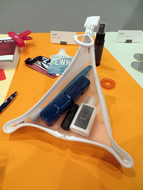 ＜TRAVEL 旅行先でも快適な使い方提案＞　化粧水・歯磨きセット・髭剃りなどをまとめて収納