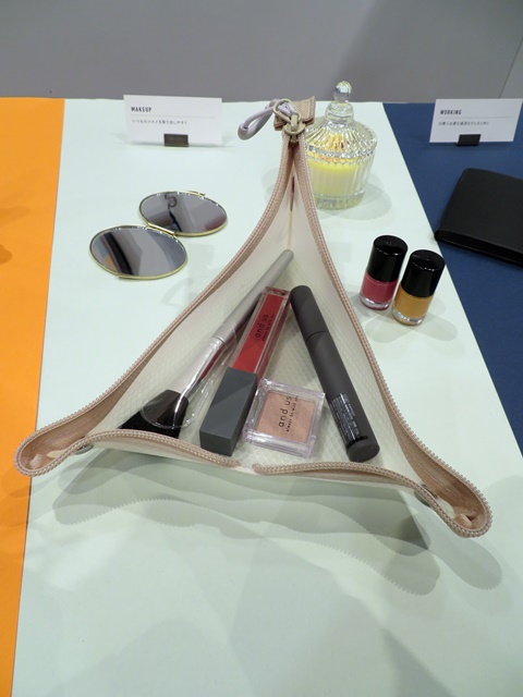 ＜MAKEUP いつのものコスメを取り出しやすく使い方提案＞　リップ・アイシャドー・マスカラなどをまとめて収納