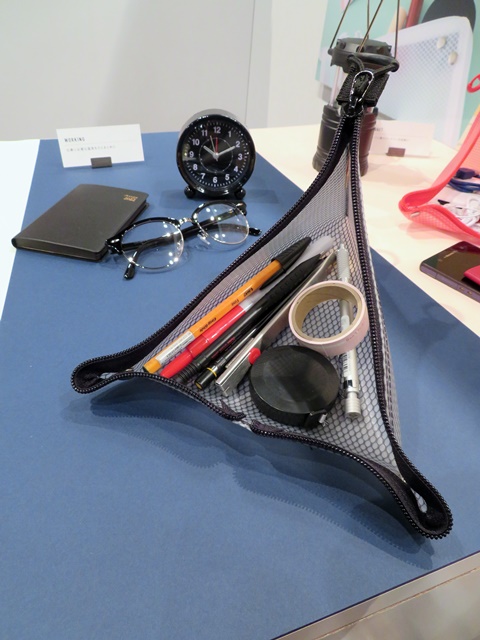 ＜WORKING 仕事に必要な道具をひとまとめ使い方提案＞　筆記具・朱肉・メジャーなどをまとめて収納