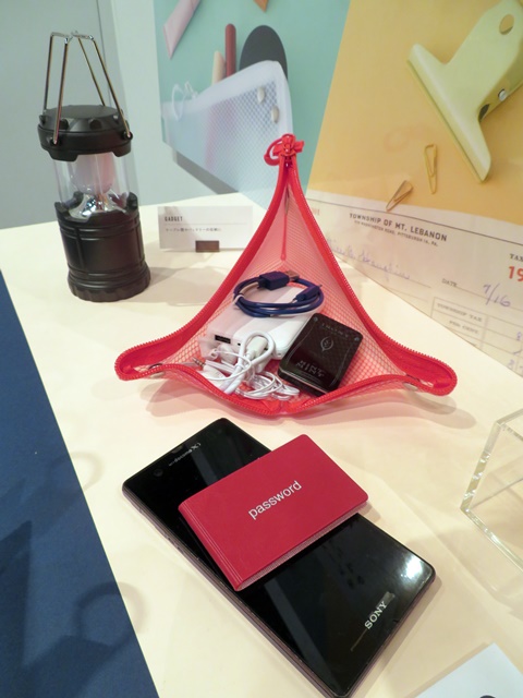 ＜GADGET ケーブル類やバッテリーの収納使い方提案＞　ケーブル・バッテリーなどまとめて収納