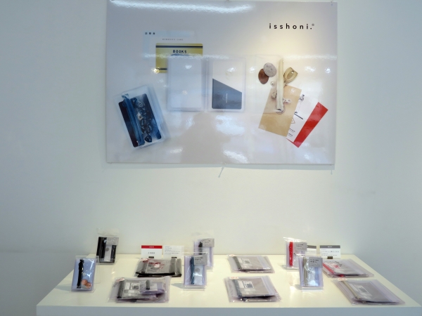 働くあなたと、一緒に。をコンセプトにした好評の「isshoni.」シリーズ。ペンケース付でいつもの文具を 一緒に持ち運べるノート・手帳カバー