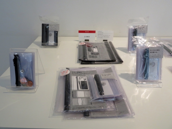 isshoni.シリーズ「カードと小物を持ち運べるカードファイル」ファスナーケース付。10ポケットあり、カードを10枚収納可能。よく使うカードは前面ポケットに、ファスナーケースには小物を収納