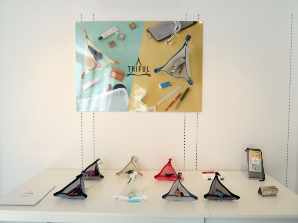 三角形のトレーになるポーチ　「トライフル」　意匠登録・特許出願中