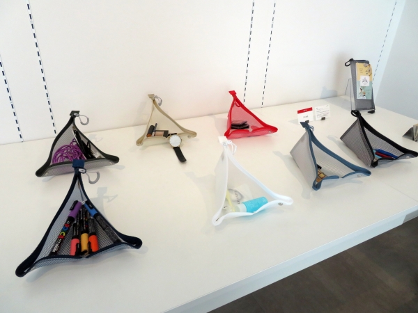 三角形のトレーになるポーチ「トライフル」。ペンケースやコスメポーチガジェットケースなど幅広く使えるので、リモートワークや出張先、旅先などで便利