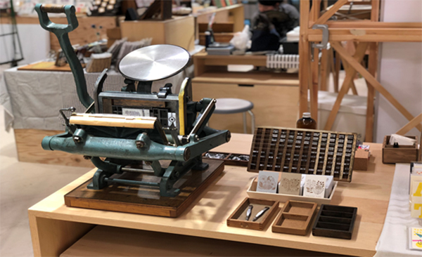 ◆活版印刷機でポストカードをつくろう　(店頭随時受付) 　開催時間：11：00～13：00、14：00～17：00 　所用時間：約15分 　参加費：1,100円