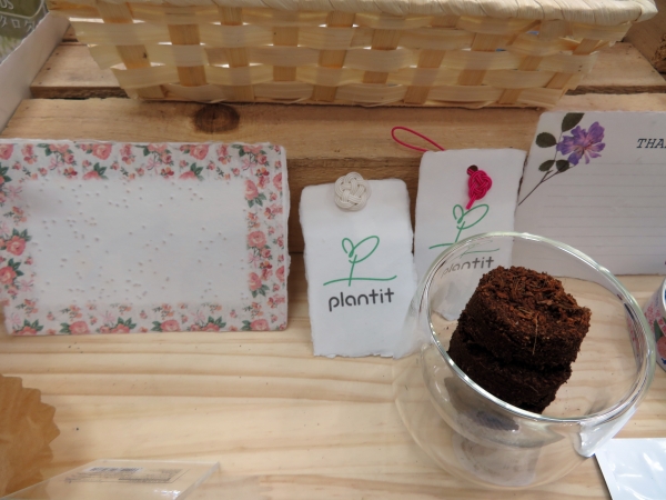 環境にやさしいノベルティ！メッセージカードや名刺に適した、なめらかで丈夫な和紙（小津和紙）。水を与え土に還すことで、育てる楽しみも贈ることができます。㈱グリーンフィールドプロジェクト