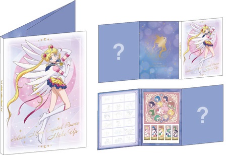 （２）プレミアム箔押し切手ホルダー  見開き3ページ仕様。 劇場版本編の原画やキャラクターの作画秘話など、 今回のために用意したコンテンツが盛りだくさん！ 何が書かれているかは、購入してからのお楽しみ♪
