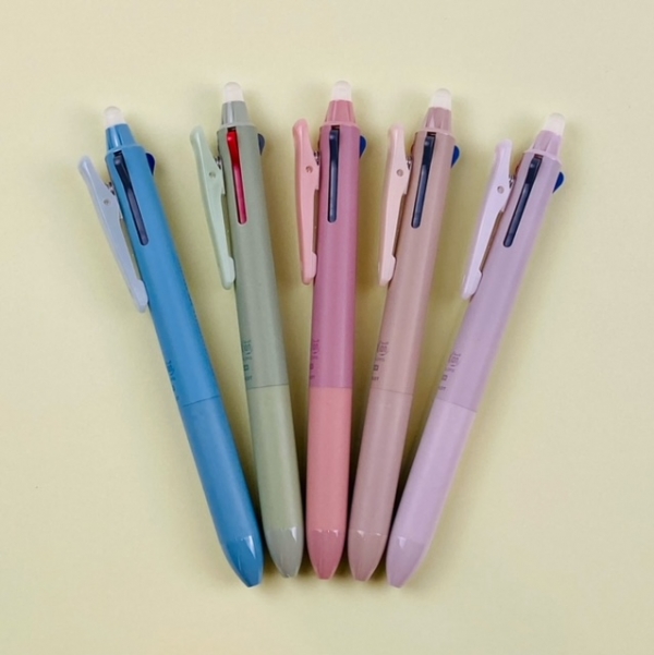 ＜新商品＞フリクションボール３スリム くすみカラー(パイロット)・・・各726円