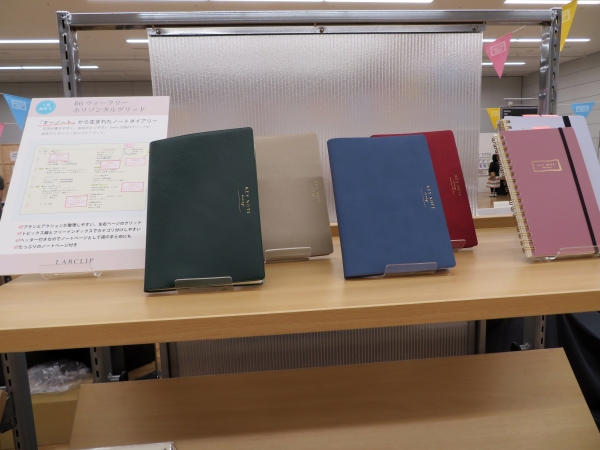 「キーノート」から生まれたノートダイアリー。文字が書きやすく、余白がとりやすい3ｍｍ方眼のグリッドが目をひくホリゾンタルフォーマット。プランとアクションが整理しやすい　1月始まり「B6ウィークリー ホリゾンタルグリッド」LABCLIP