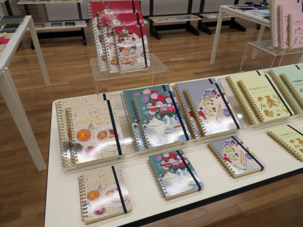 アフタヌーンティーを楽しむ、ヌン活を感じられるデザイン　2023年度版ダイアリー「Rollbahn(ロルバーン)」DELFONICS 