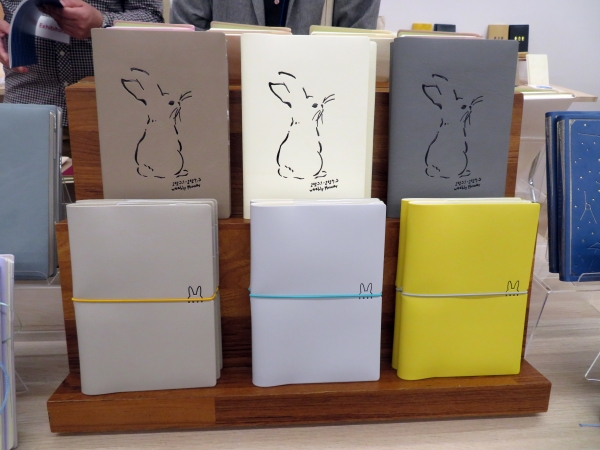 まるで絵本のワンシーンのようなタッチ。粗めの触感の生地に表現し、かわいいとかっこいいが同居したデザイン「コニー・B6 ウィークリーブロック」エル・コミューン