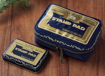 歴史を感じさせる「万年スタンプ台」の デザインそっくり！