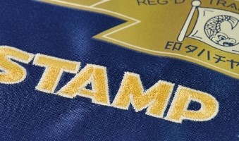 サテン地に刺繍ロゴが豪華♪