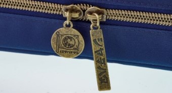 レトロなロゴ入り引き手でアンティーク感アップ♪