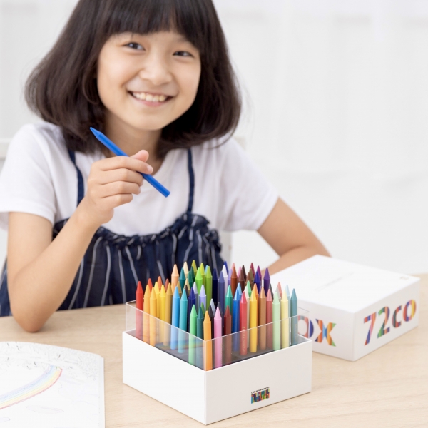 中身は９つのユニットに分かれており、キューブ型ペンスタンドとして取り出して使うことが可能