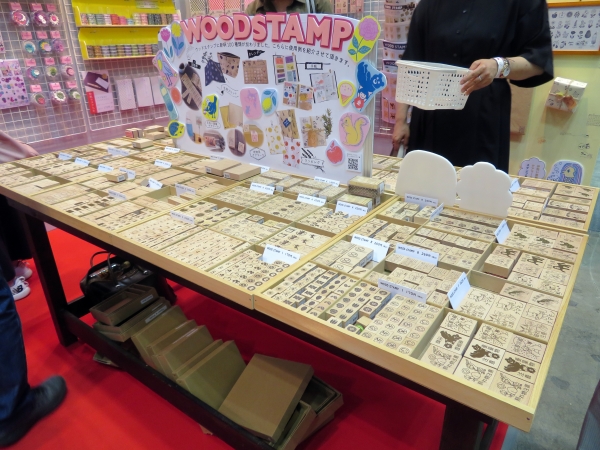 使いやすいシンプルなデザインが多く、大人買いをする人が続出「ウッドスタンプ」ジャパンアート
