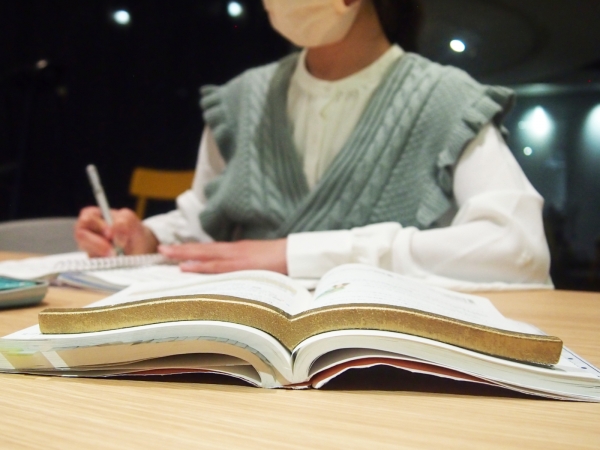 「本に寄り添う文鎮」　