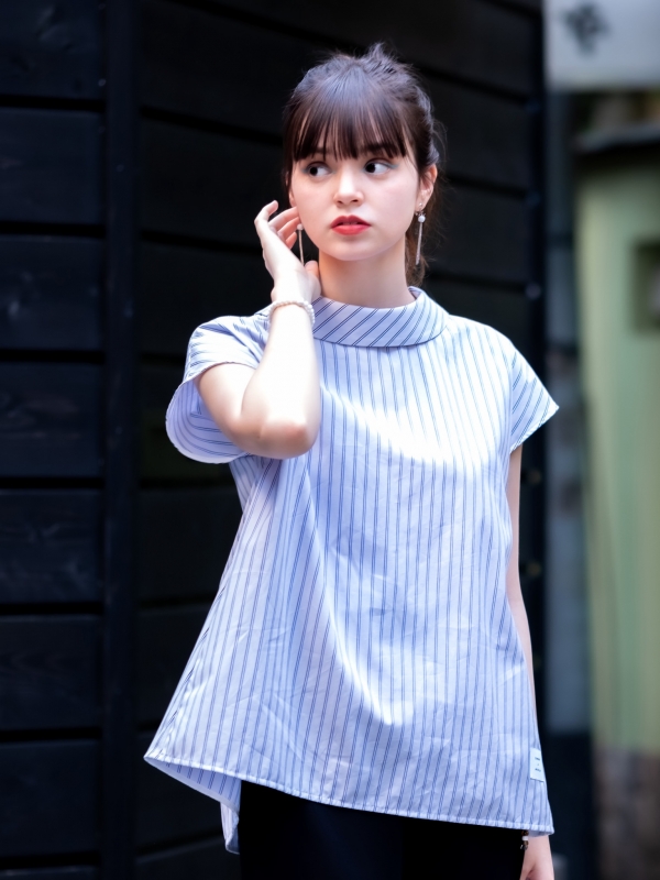 品 名 ： MONO STRIPE ROLL COLLAR BLOUSE　COLOR：SAXE STRIPE/ GRAY STRIPE　価格：￥17,600（税込）