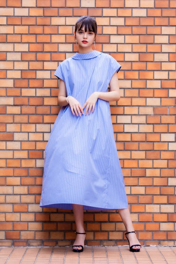 品 名 ： MONO STRIPE ROLL COLLAR ONE PIECE　COLOR：SAXE STRIPE / GRAY 価格：￥29,700（税込）