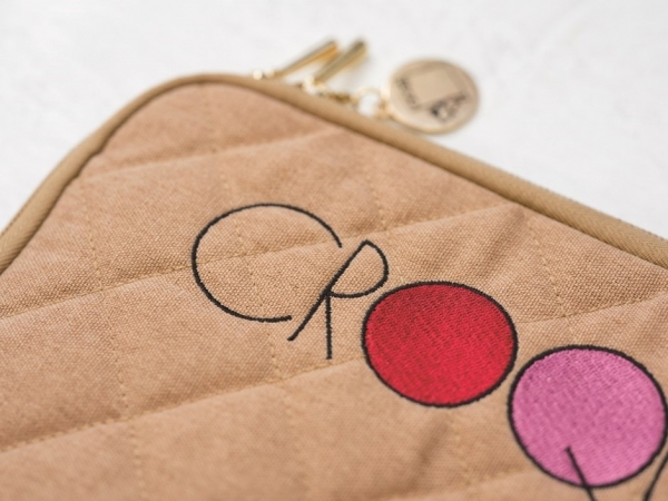 刺繍で入った「CROQUIS」のロゴがかわいい
