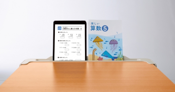 １．タブレットや教材を立てて使用可能