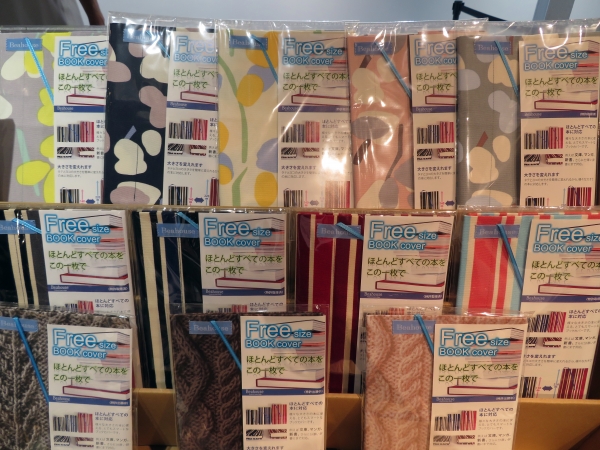 フリーサイズブックカバーは、タテとヨコの大きさを変えることにより簡単に様々な大きさの本に対応。Beahouse