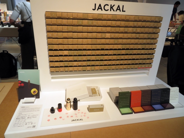 コロンとした形が印象的なZOE（ゾーイ）は、本体を包む蓋で自立し、デスク、棚、玄関など、どんなインテリアやお気に入りの日用品とも自然と馴染む佇まいのハンコ　フレームウェア