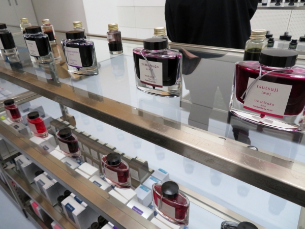 パイロットの iroshizuku-色彩雫（いろしずく）シリーズは、その美しい情景から創造された彩り豊かなインキ