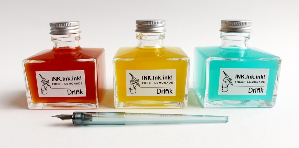 1階Drinkではまるでボトルインクのようなスペシャルレモネード