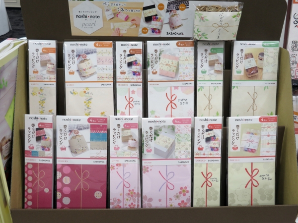 ペリッとはがして、くるっと巻くだけ。ノートのように綴られた、のし紙みたいなラッピングアイテム「のしノート」ササガワ