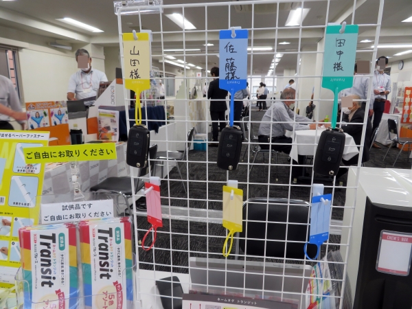 整備工場で車検のため預かった車の鍵管理に重宝だと評判。水に強い「ネームタグ トランジット」クルーズ