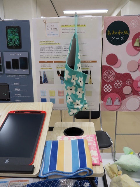 アイデア次第で使い方いろいろ。電子機器・濡れるもの・バックインバッグ、包むだけでポーチになる『くっつきタオル』サンケーキコム