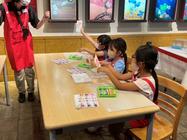 混色について学ぶ様子