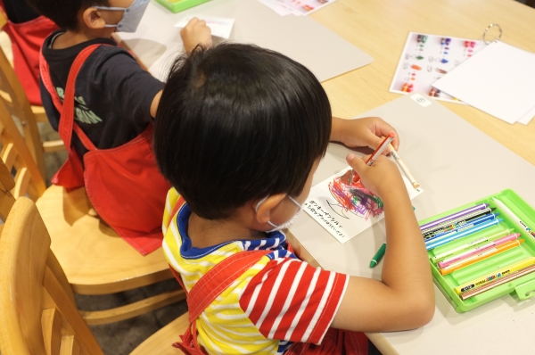 ポンキーペンシルを使って混色を楽しむ様子