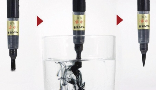 ぺんてる豆知識 「ぺんてる筆」の毛先がボサボサになってしまったら、60～80℃のお湯に１～２分浸すと元通りの毛先に復活します。これは穂先がナイロンでできているからです。