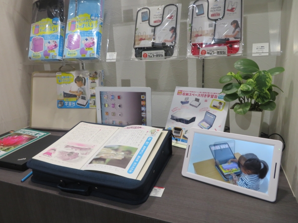 本体天板の約10度の傾斜で、姿勢が良くなり集中力ＵＰが期待できる収納スペース付学習台