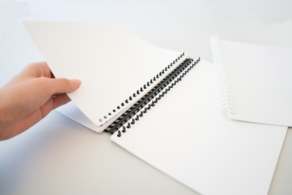 A4 サイズ /30 穴のルーズリーフを綴じれば簡単にノートを作ることができます。