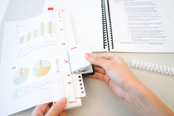 用紙をゲージパンチ GP-2630 で穴あけすれば、色々な資料を綴じられます。