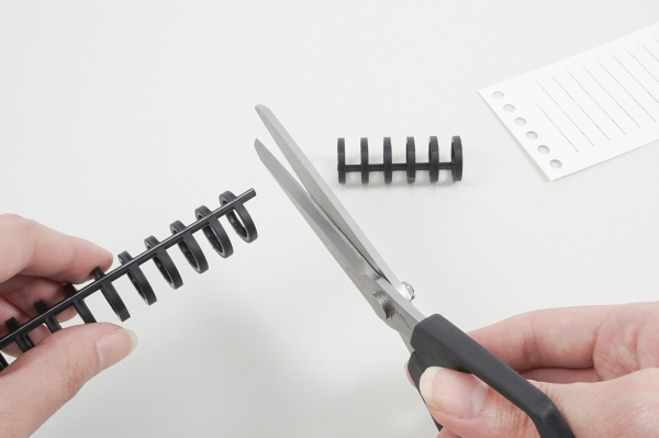 ハサミで切ってお好みのサイズに使用が可能です。 B5/26 穴や A5/20 穴など穴数を合わせてカットす れば規格サイズの用紙にも対応可能です。