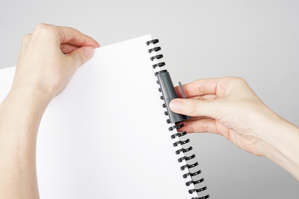 ジッパー ( 別売り ) のツメをリングに通して開き、 逆からリングをジッパーセットしてスライドすれば スピーディーにリングを開閉することができます。