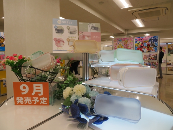 ほどよい透け感で中身をかわいく演出、ペンポーチ「SKELT（スケルト）」