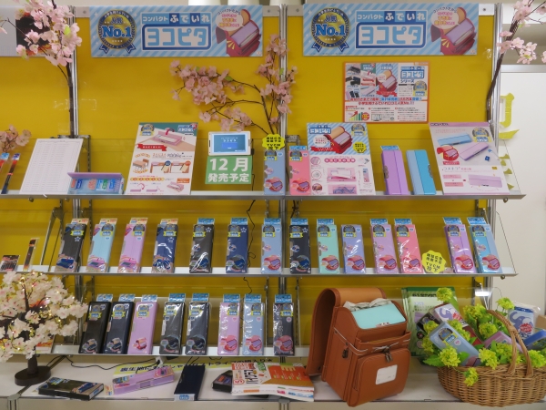 累計出荷155本突破の「ヨコピタ」シリーズ。「ラメキラ」が追加。最軽量モデル「シングル」には新色登場「コンパクトふでいれヨコピタ」
