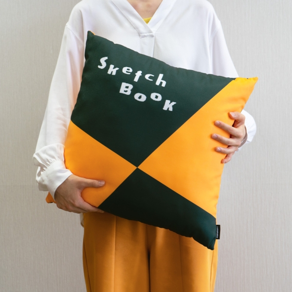  製品名：『図案クッション　大』価格：4,400円（税込）