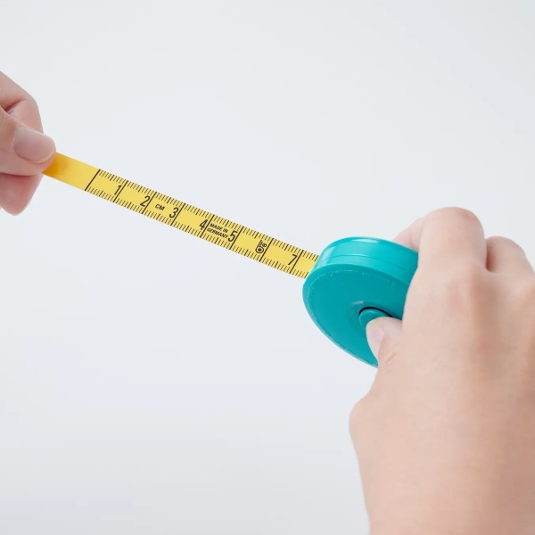 左手でも測りやすい両手用メジャー