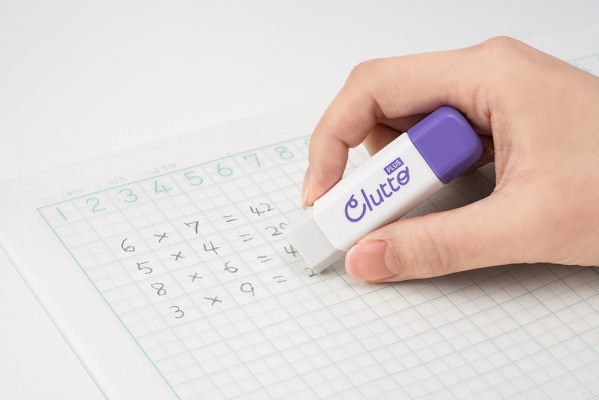 プラス、繰り出し式のケース消しゴム「Cluttoくるっと」