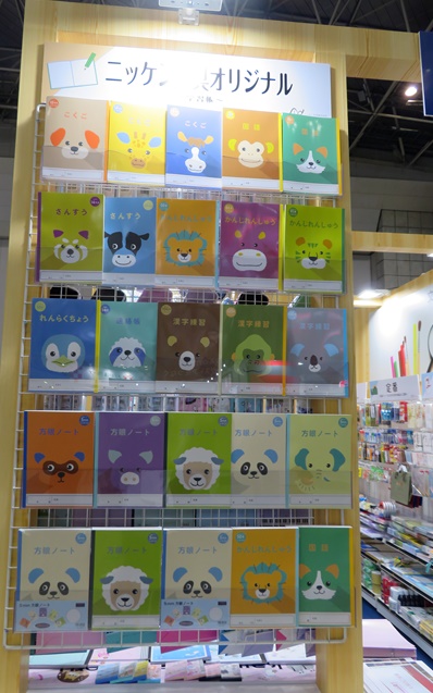 オリジナルブランドの新商品「アニマルイラスト学習帳」は、かわいいアニマル柄が20種類、裏にしっぽも付いている。目に優しいグリーン罫線採用。安心品質の日本製。　ニッケン文具