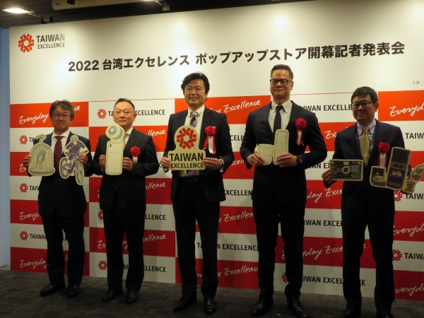 左から）牛河孝之氏(三井不動産株式会社 商業施設本部 アーバン事業部長)、松信健太郎氏(株式会社 有隣堂 代表取締役社長)、李世丙氏(台北駐日経済文化代表処 副代表)、 之誠氏 (台湾貿易センター 東京事務所 所長)、下町一朗氏(三井不動産商業マネジメント株式会社 取締役常務執行役員 アーバン運営本部