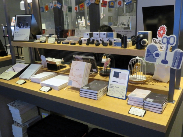 台湾ロンミンの「ストーンペーパーノート」は、石灰石を主原料とする新素材で作られた紙で「ストーンペーパー」を使用 したノートです。従来紙に比べて優れた強度と耐水性を持ちます