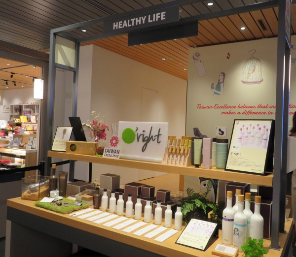 オーライトの創業者は、幼少期から重度のアレルギー体質に悩まされ、化学物質に代わる品質の良い製品や生活習慣の改善法、環境に優しい自然成分を探し続けてきた。「オーライトシャンプー」は、天然由来の緑茶エキスが髪にコシを、頭皮には潤いを与え、髪を健康な状態に保ちます